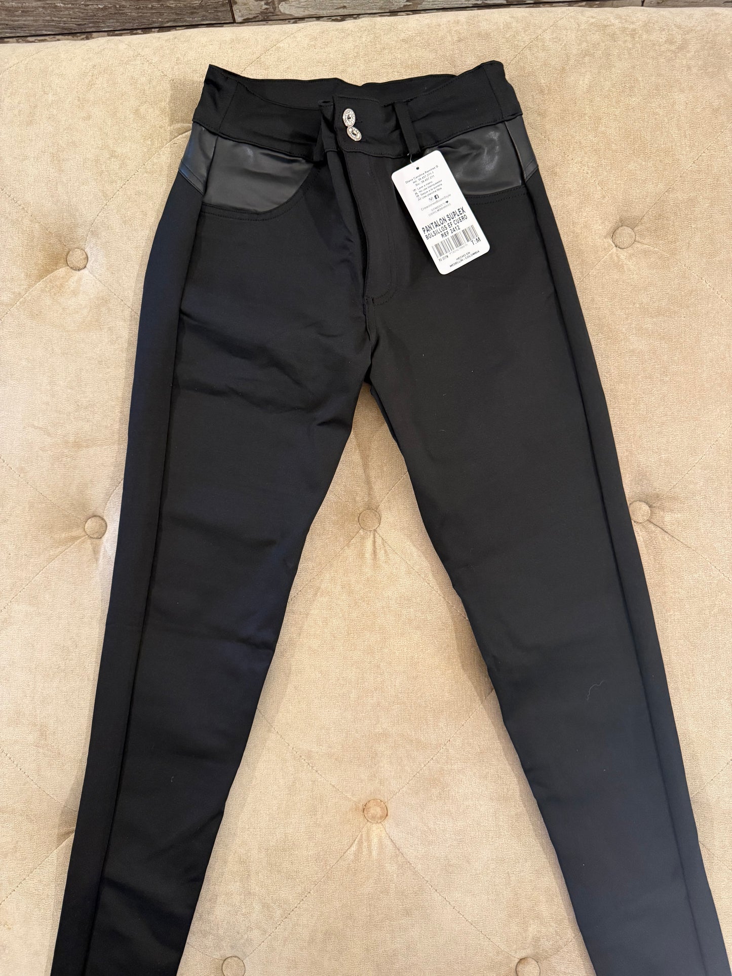 Pantalón Supplex Bolsillo Cuero