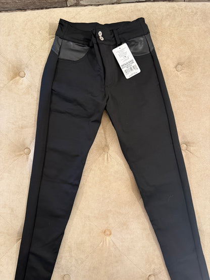 Pantalón Supplex Bolsillo Cuero